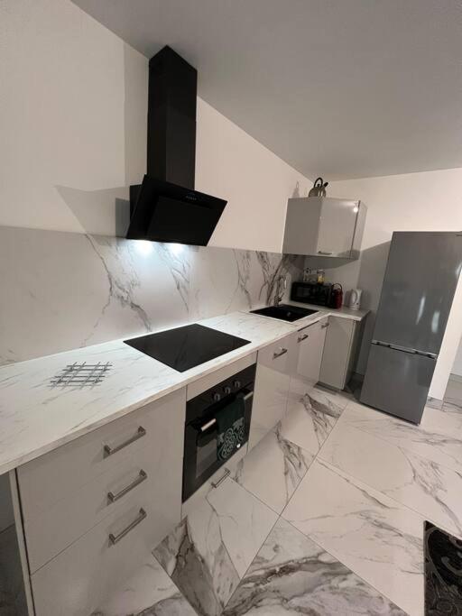 Bel Appartement Avec Parking Cabannes Dış mekan fotoğraf